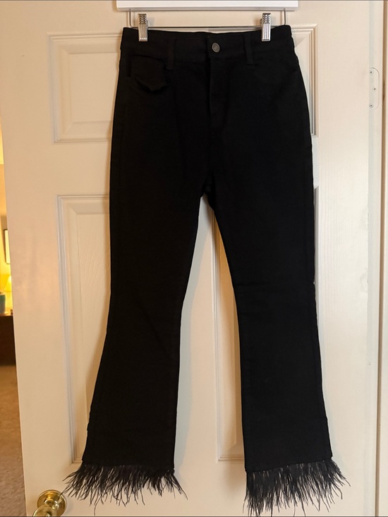 Lulus Denim - Lulu's Black Ankle Cropped Jeans with Feather Hem